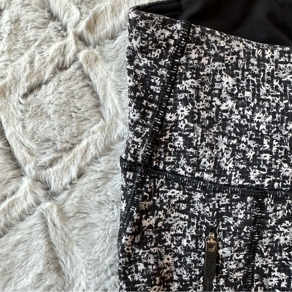 Lululemon Invigorate Tight Daisy Dust Alpine White Black / Black size 6 - Picture 2 of 13